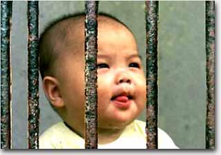 Baby mit Gitterstben